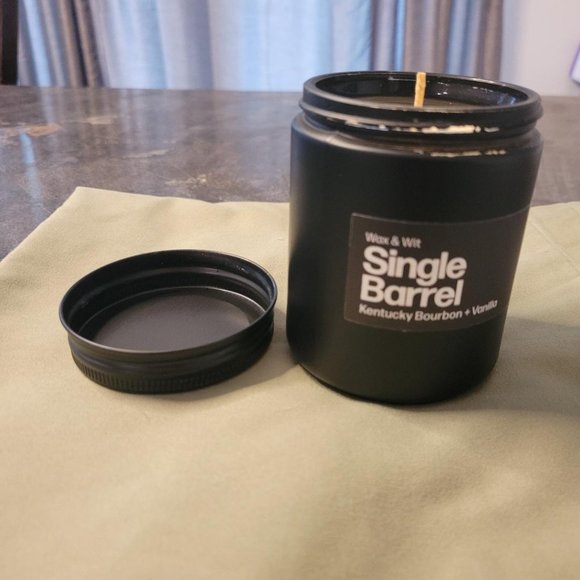 NEW- The Urban Candle Company. Wax & Wit Candles for MEN-KENTUCKY BOURBON -NEW - Picture 2 of 5